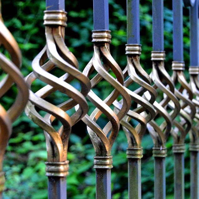 https_cdn.pixabay.comphoto201608262228iron-gate-1623303_960_720