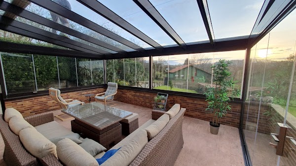 Porche acristalado en Valdesoto con cristales Lumon