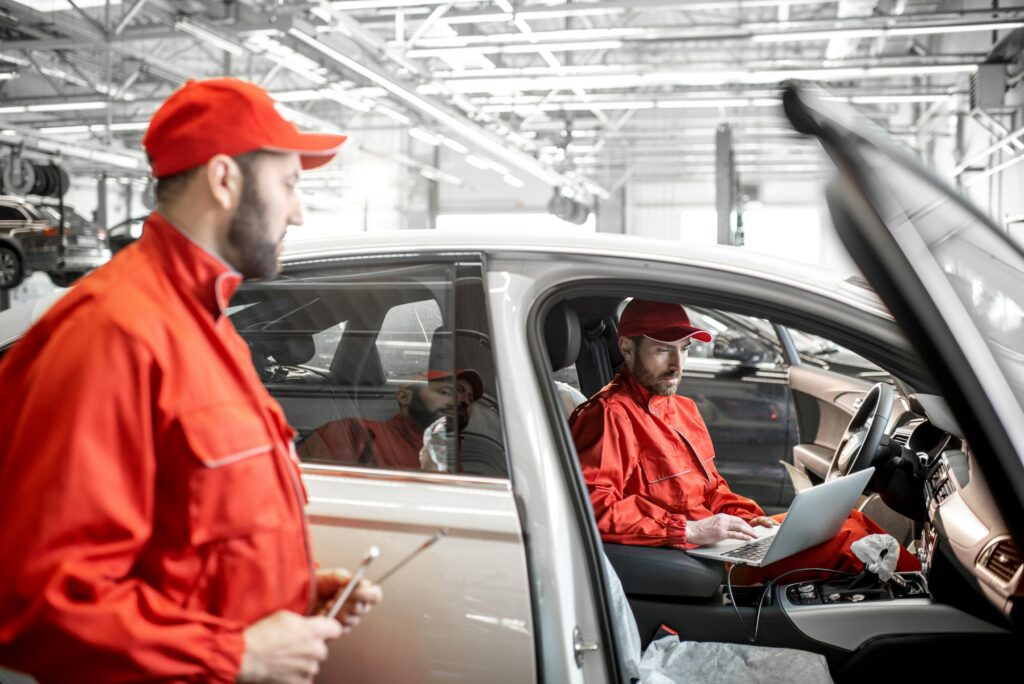 auto-mechanics-diagnosing-car-with-computer-1024×684-2.jpg