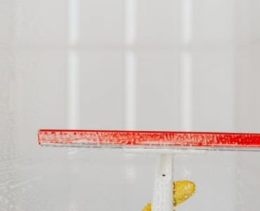 crop-person-cleaning-glass-shower-unit-4239091-845×321-1-370×300-1.jpg