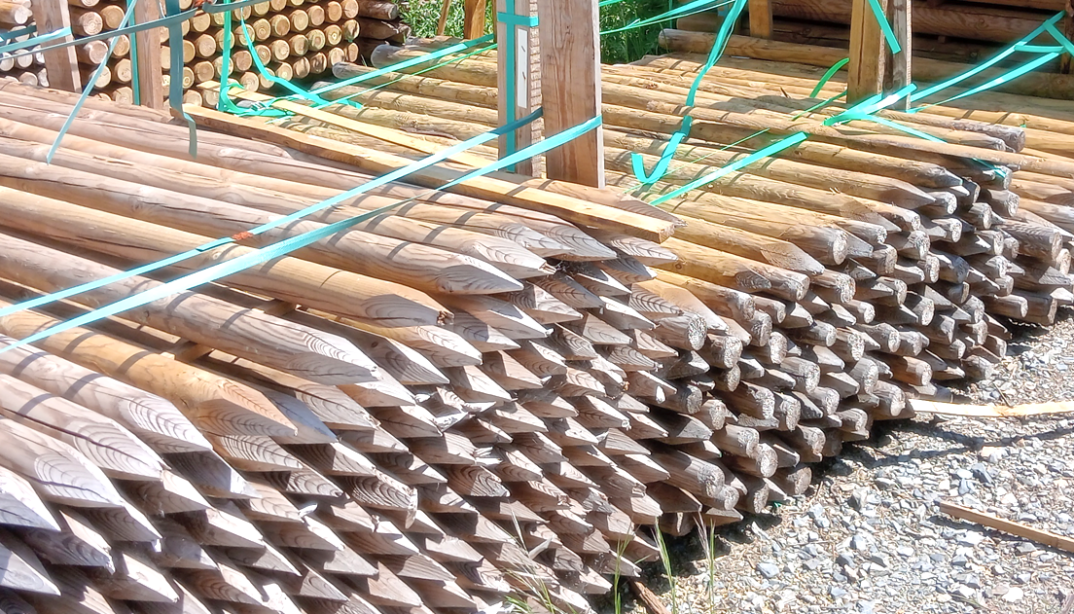 postes-de-madera-tratada-para-cerramientos-material-consturccion-en-lalin-silleda-y-a-estrada.png