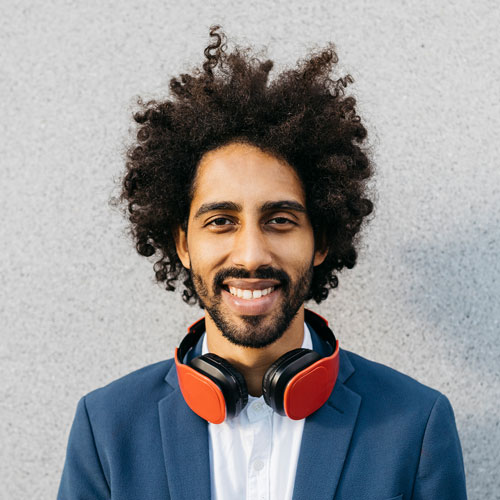 testi-portrait-of-smiling-young-businessman-with-headph.jpg