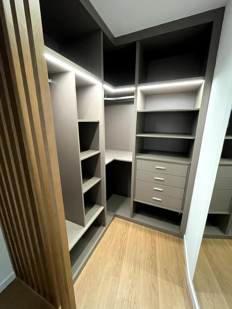 vestidor-esquina-led-768×1024-1.webp