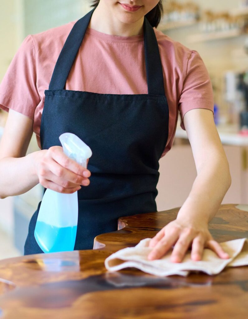 waitress-cleaning-table-after-guest-2-qpyg576dpl8rfinaq1v1ujuzyl9kk4ca6goxdhjj24.jpg